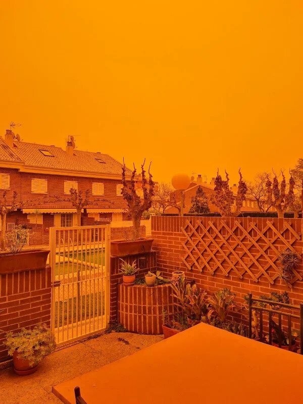 5. "Сегодня небо над Мурсией, Испания, окрасилось в оранжевый цвет из-за пыли из Сахары"