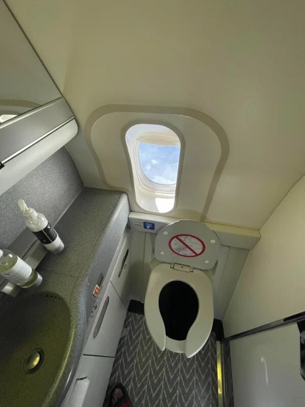 16. "Окно в туалете самолета, которым я летел"
