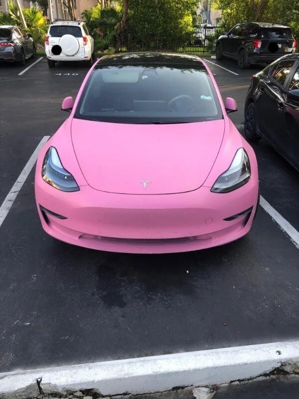 3. "Утром заметил на парковке розовую Tesla"