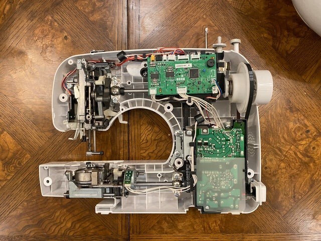 Компьютеризированная швейная машина Brother