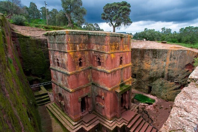 Церковь Лалибела, высеченная в скале, Эфиопия, 12 век