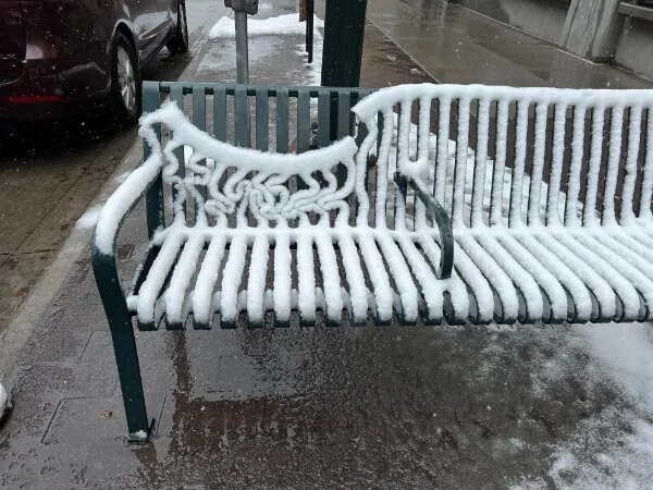 9. "Как необычно тает снег на этой скамейке"