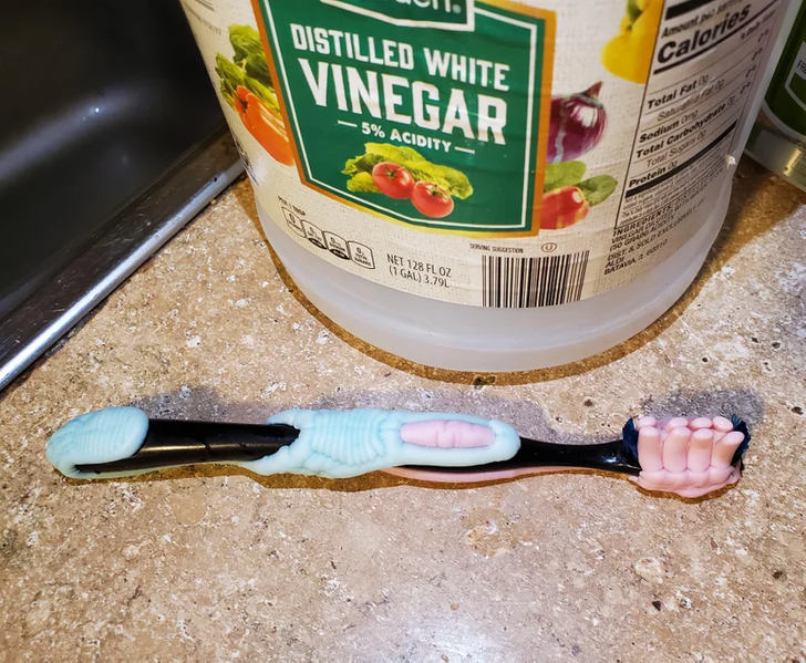 20. "Зубная щетка, которую я оставил в уксусе для чистки на несколько месяцев».