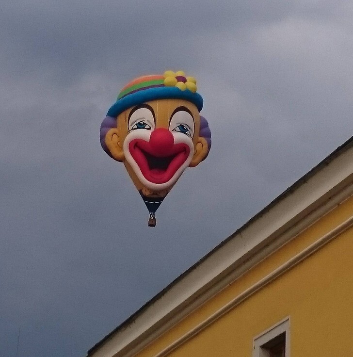 26. "Сегодня утром я увидел воздушный шар в форме клоуна"