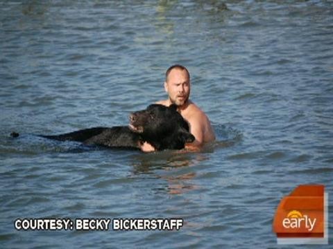 Мужчина спас огромного медведя, тонущего в океане