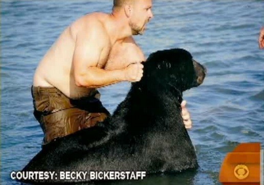Мужчина спас огромного медведя, тонущего в океане
