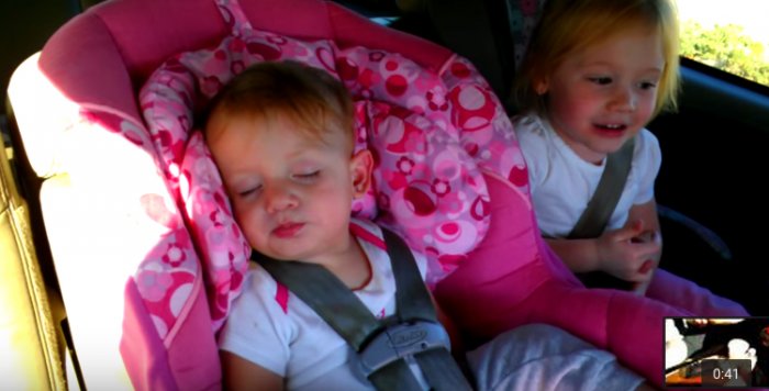 Эта девочка уже почти заснула, но тут в машине заиграла ее любимая песня… Настоящий взрыв эмоций!