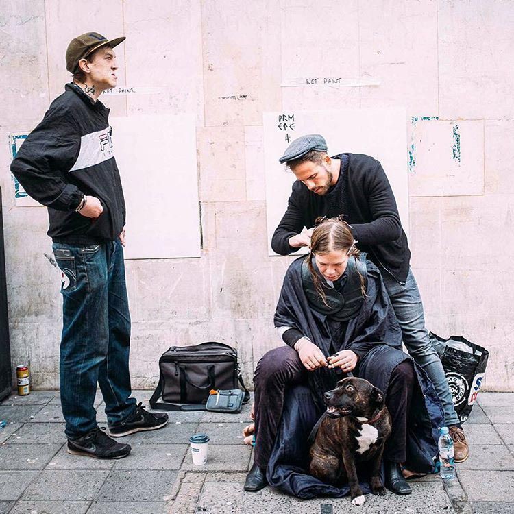 Парикмахер бесплатно стрижет бездомных после полного рабочего дня