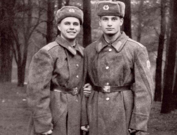Российские знаменитости которые служили в армии
