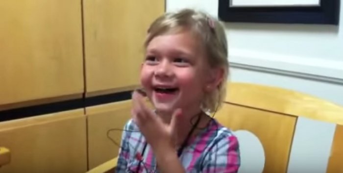 Эта глухая девочка впервые слышит собственный голос. Реакция малышки бесценна!
