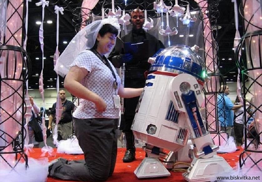 Вышла замуж за грузчика. Брак с роботом. Замуж за робота. Женщина вышла замуж за робота. Комедия девушка выходит замуж за робот.