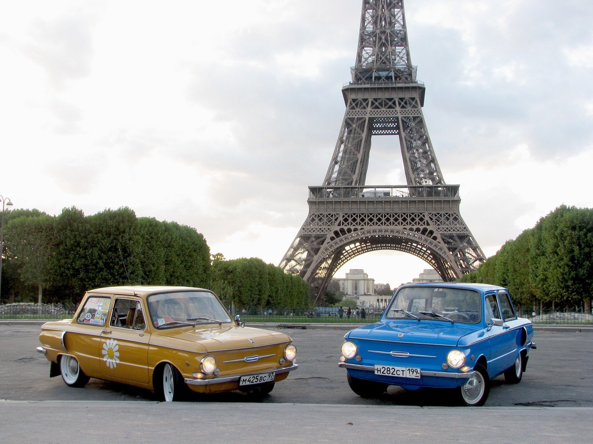 Автомобили заграницей. Машины в Париже. Российские автомобили во Франции. Отечественные авто за рубежом. Советские автомобили за рубежом.