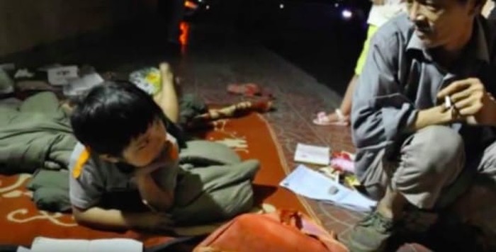 Бездомный Сюн воспитал девочку, которую мать выбросила на помойку