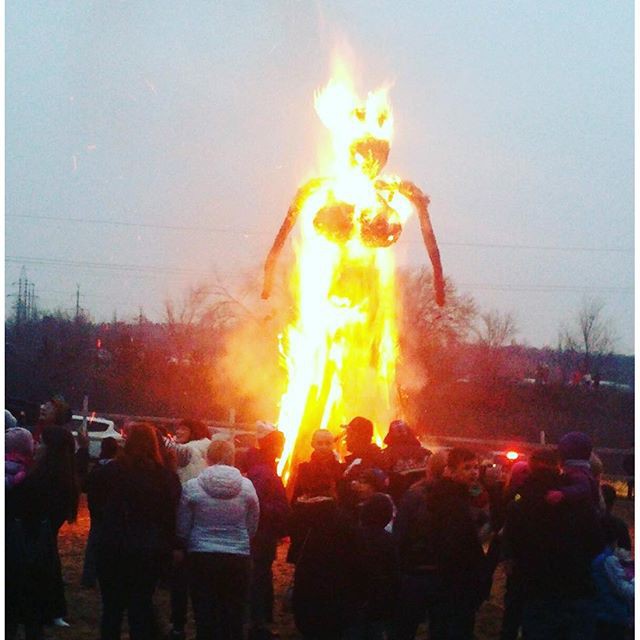 И чего только не жёг народ на Масленицу в этом году!