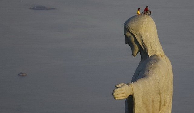 Мужчины тоже любят фоткаться, но подходят к этому более творчески!