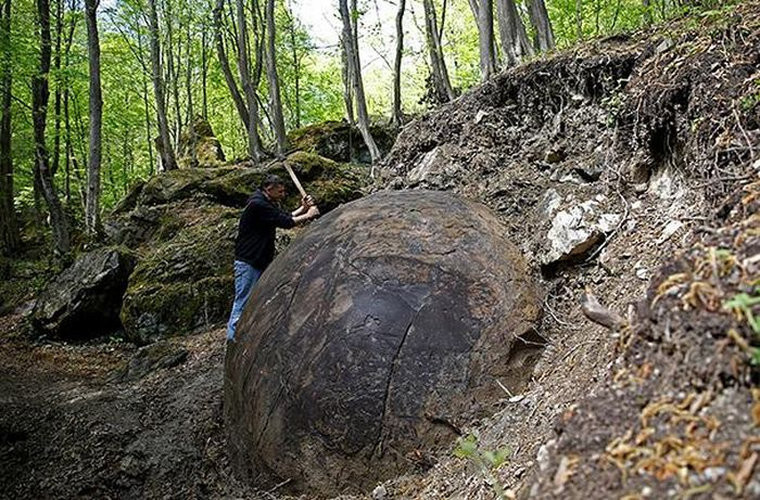 Вот такой  древний неизвестный гигантский шар нашли в Боснии