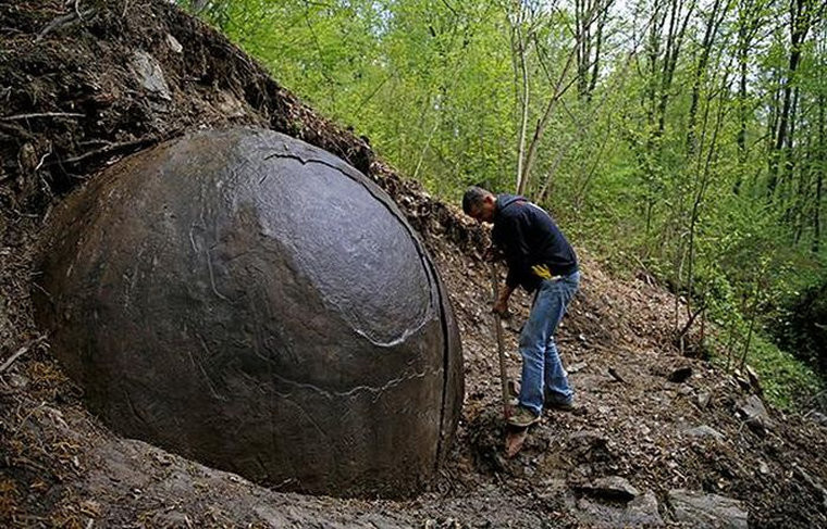 Вот такой  древний неизвестный гигантский шар нашли в Боснии