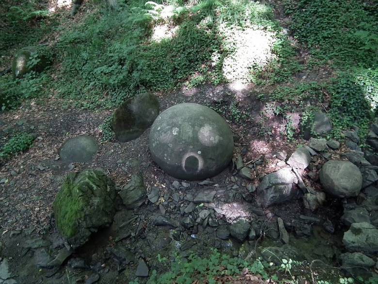 Вот такой  древний неизвестный гигантский шар нашли в Боснии