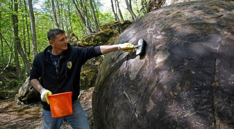 Вот такой  древний неизвестный гигантский шар нашли в Боснии