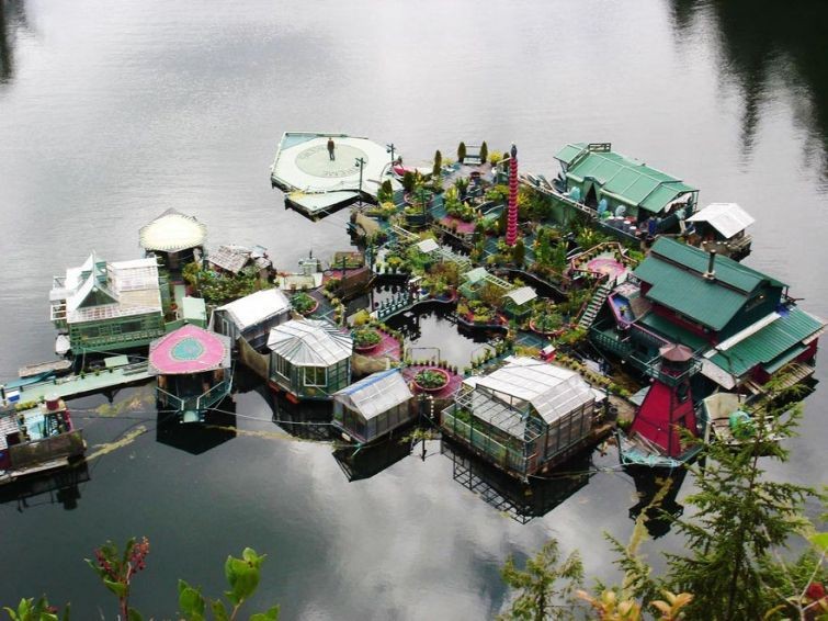 Потрясающий плавучий дом-остров, который создавался 20 лет замечательной парой Уэйном и Кэтрин!