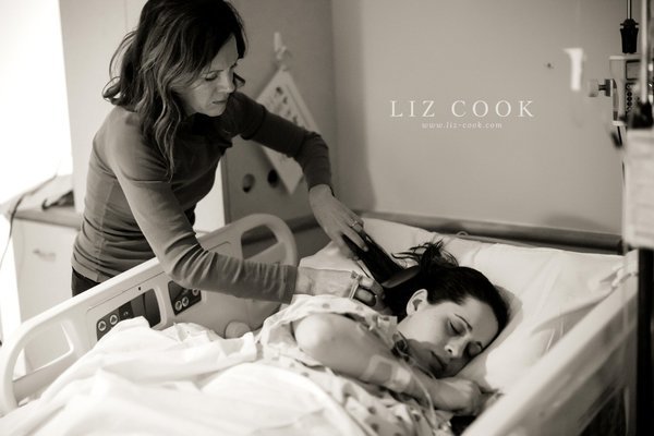 Невероятно трогательные фото 20 матерей, поддерживающих своих дочерей во время родов!(18+)