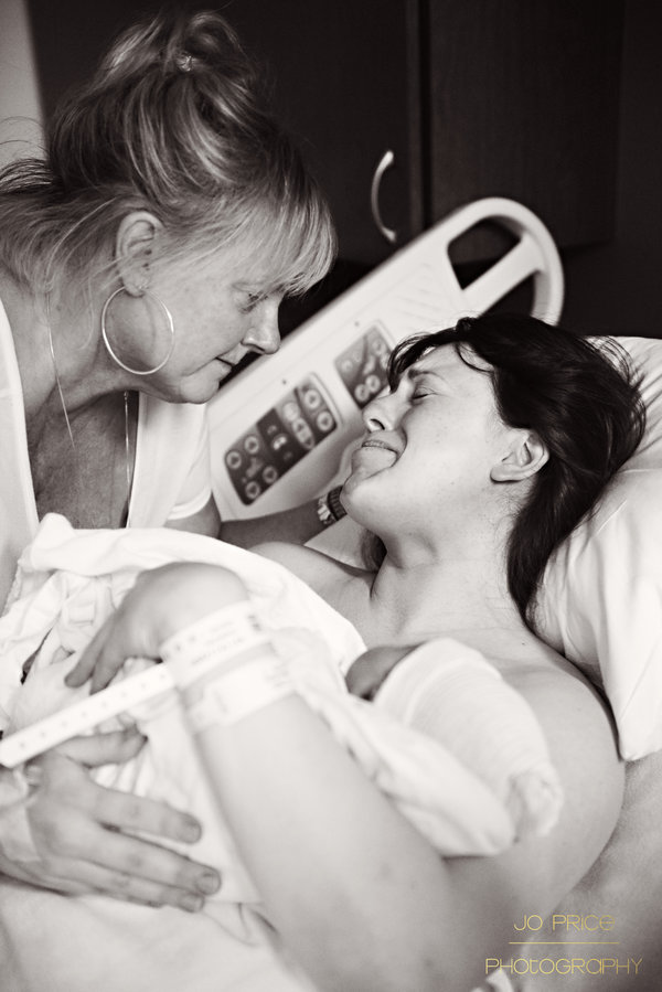 Невероятно трогательные фото 20 матерей, поддерживающих своих дочерей во время родов!(18+)