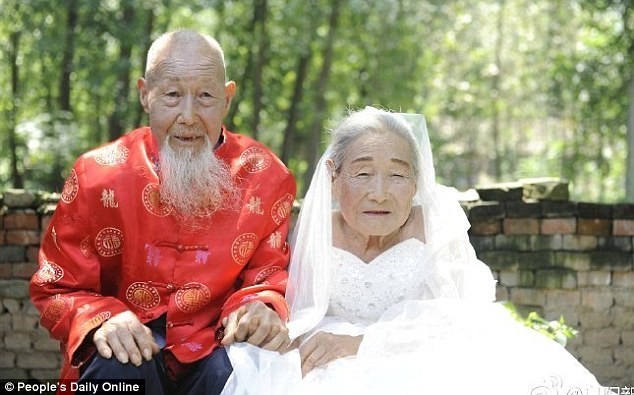 После 80 лет брака китайские старожилы решили сделать свадебные фото