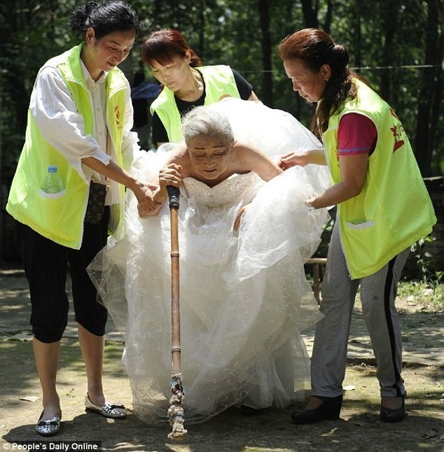 После 80 лет брака китайские старожилы решили сделать свадебные фото