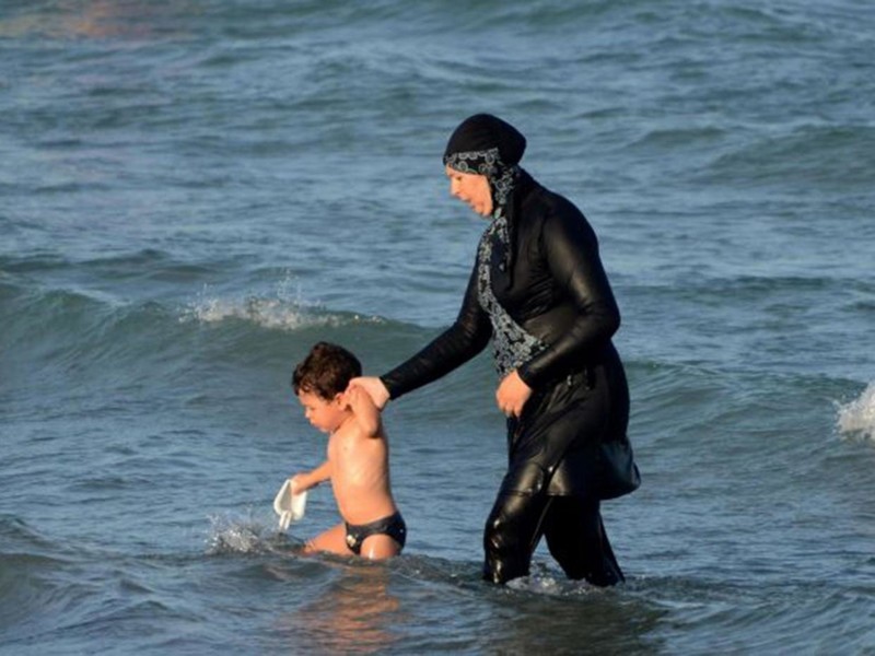 Полицейские заставят раздеваться мусульманок на пляжах