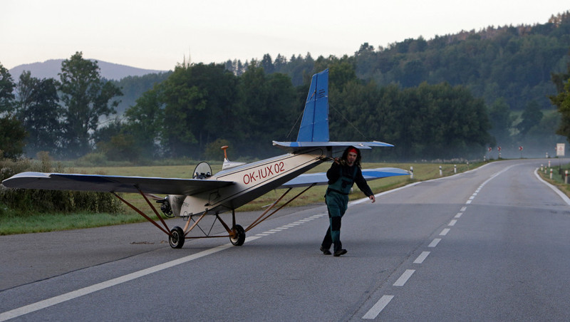 Слесарь из Чехии смастерил самолет и летает на нем на работу