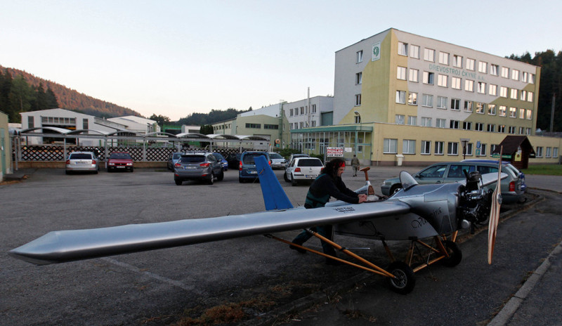 Слесарь из Чехии смастерил самолет и летает на нем на работу