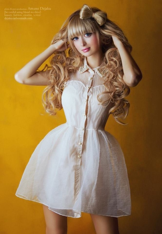 Россиянка Анжелика Кенова, которой родители навязали образ куклы Барби