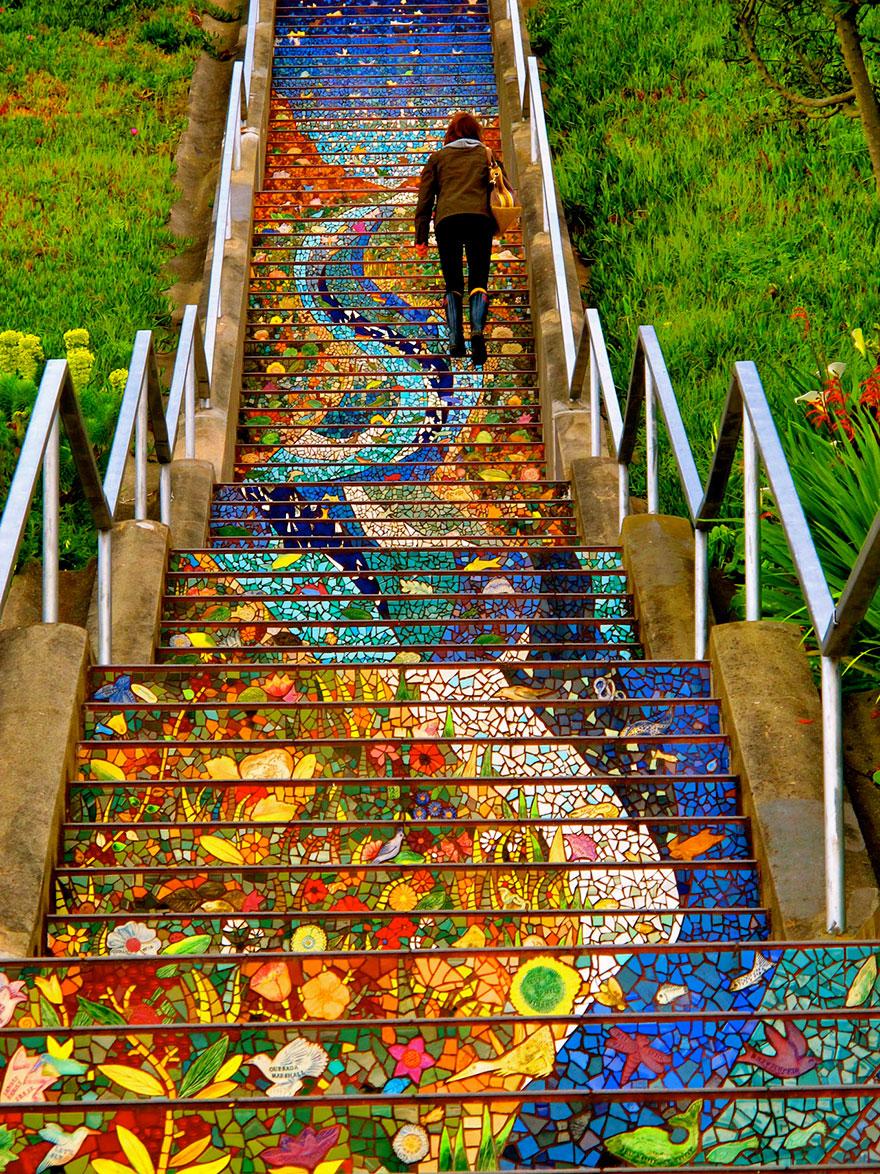 Самые красочные уличные лестницы в мире