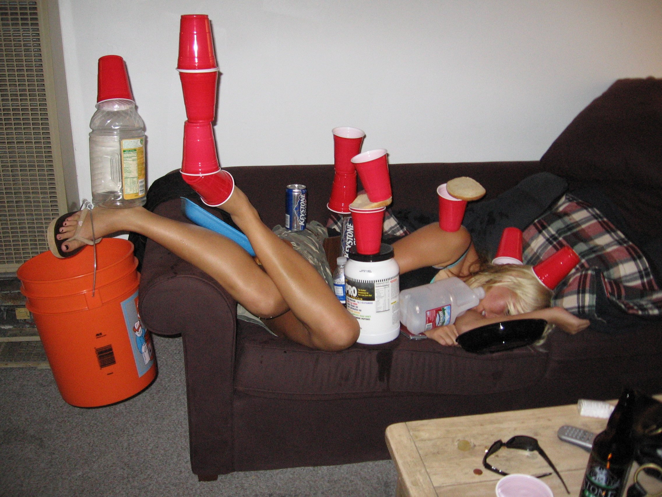 пьяные девки на диване