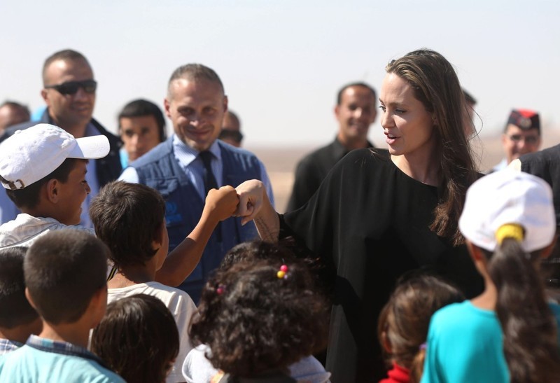 Анжелина Джоли навестила детей-беженцев без нижнего белья