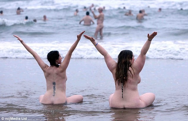 Несколько сотен британцев искупались голыми в Северном море ради благотворительности (18+)