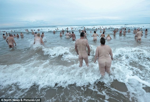 Несколько сотен британцев искупались голыми в Северном море ради благотворительности (18+)