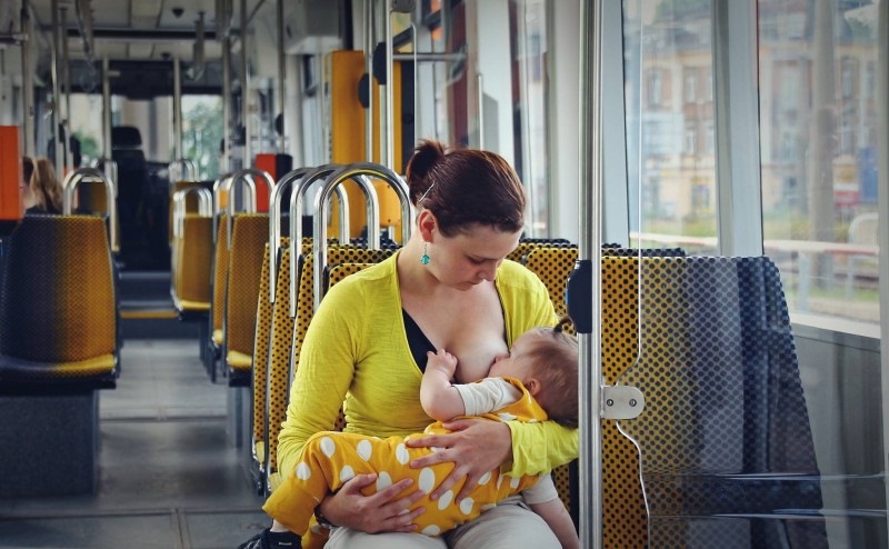 Мама кормила ребенка грудью в автобусе. Когда водитель сделал это объявление, она не поверила своим ушам...