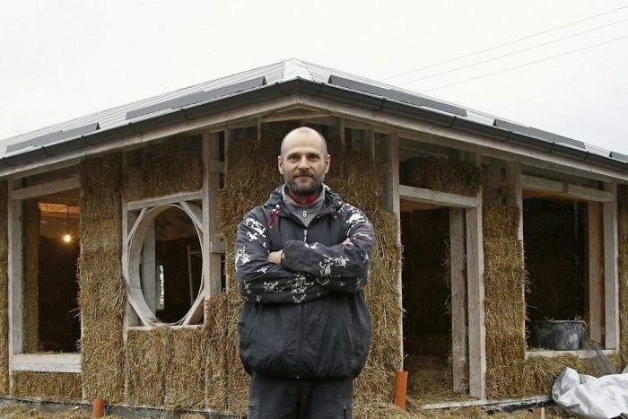 Этот мужчина бизнесмен и он построил себе дом из соломы!