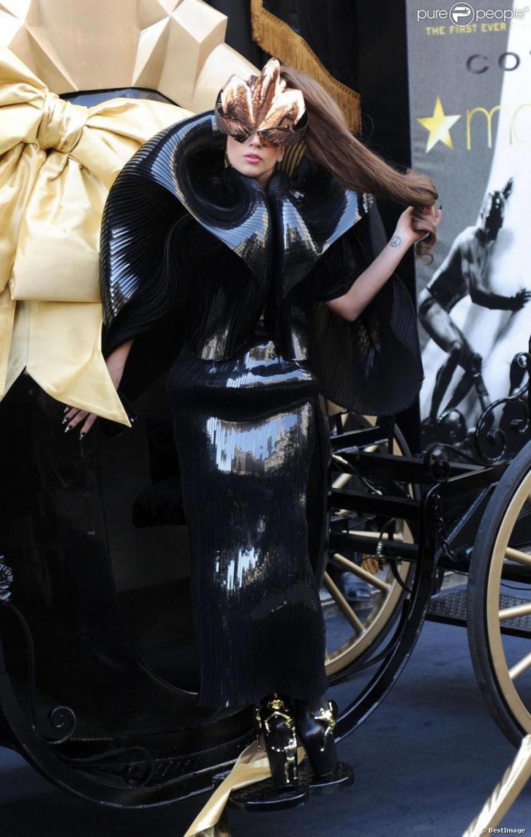 Леди Гага и ее неоднозначные образы, доказывающие, что мода и стиль не знают границ