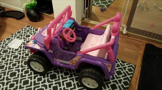 Этот замечательный папа превратил игрушечную машину для девочек в нечто крутое для своего сына