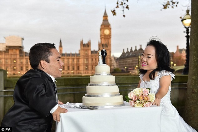 Большой день для маленьких людей: самая низкорослая пара в мире наконец поженилась