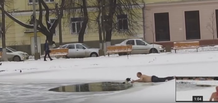 Русский мужик в трениках спас собаку из проруби