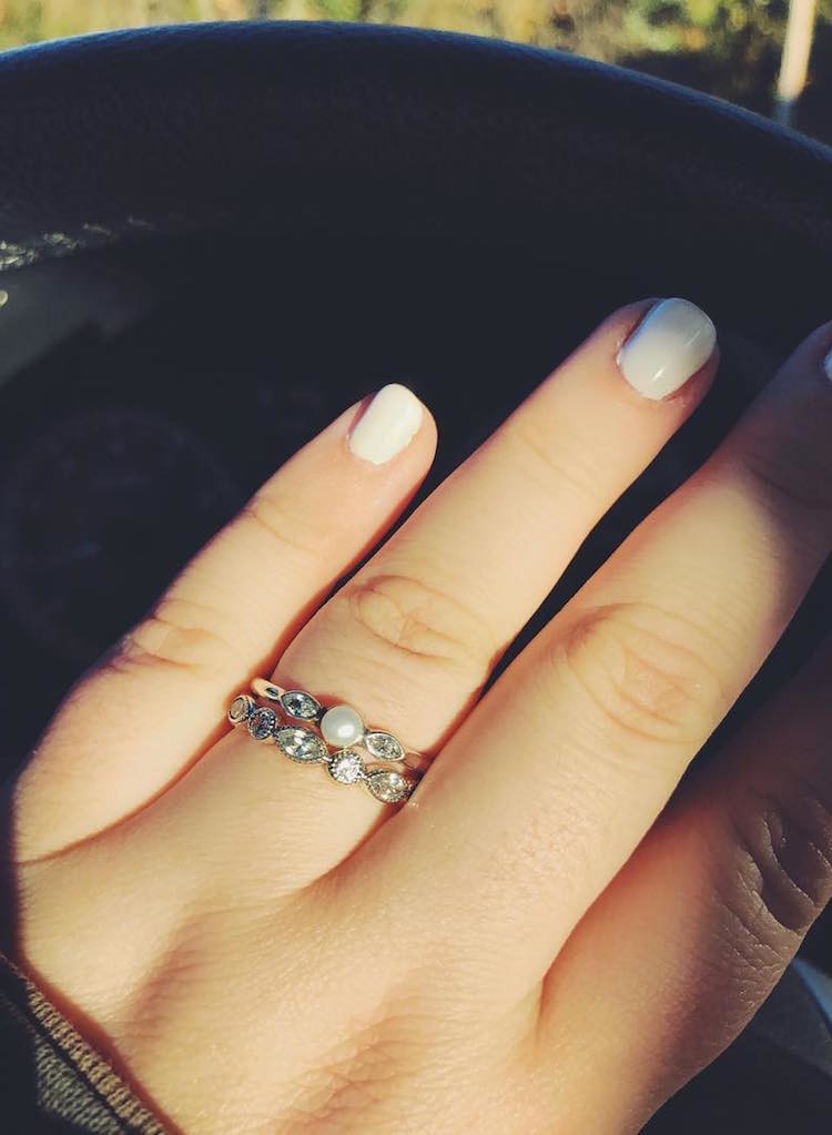 Тысячи пользователей «Фейсбука» поддержали девушку, получившую слишком дешёвое обручальное кольцо