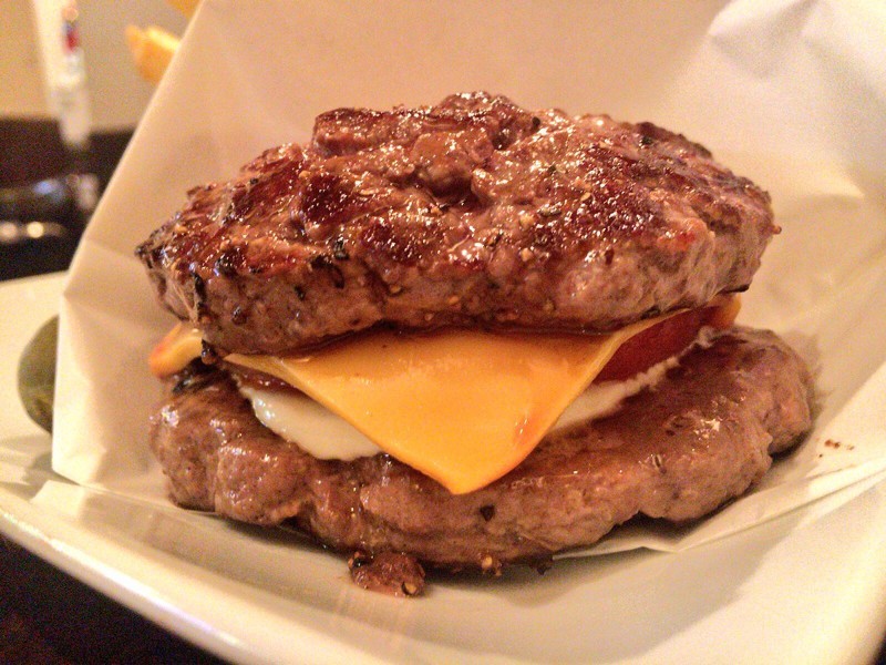 Японский ресторан продает бургеры с мясом вместо хлеба