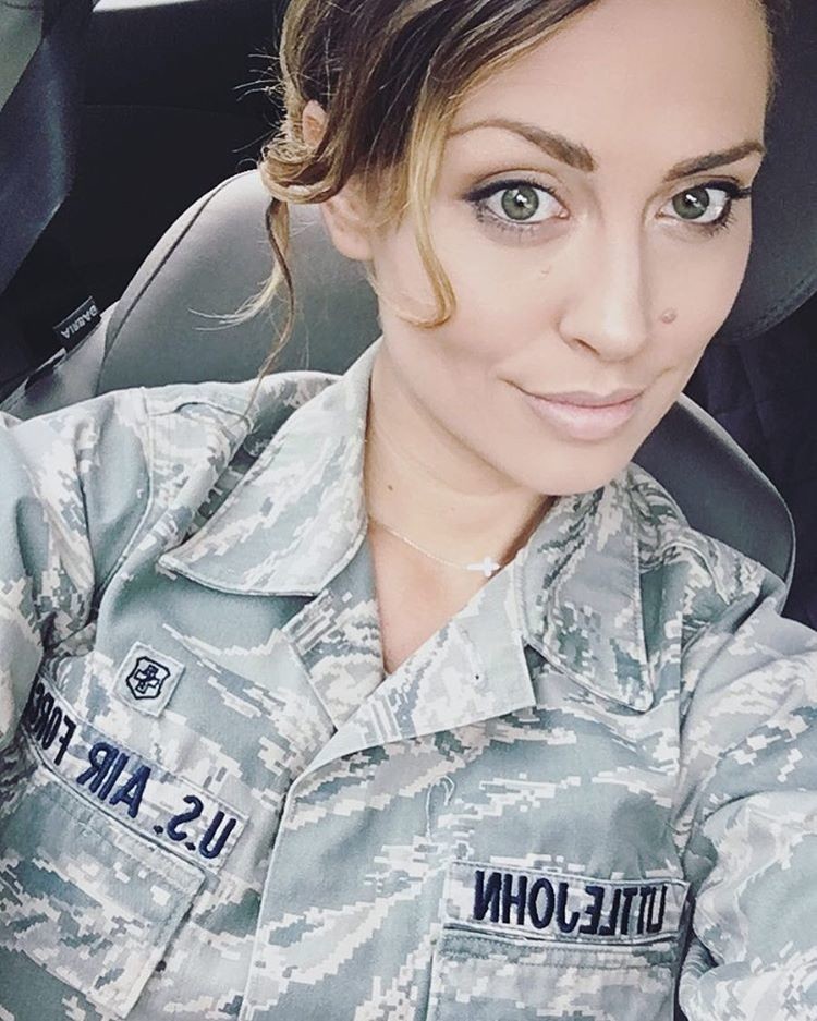 Кэрисса Литтлджон — военнослужащая ВВС США, которая является профессиональной моделью, а также обладает степенью магистра