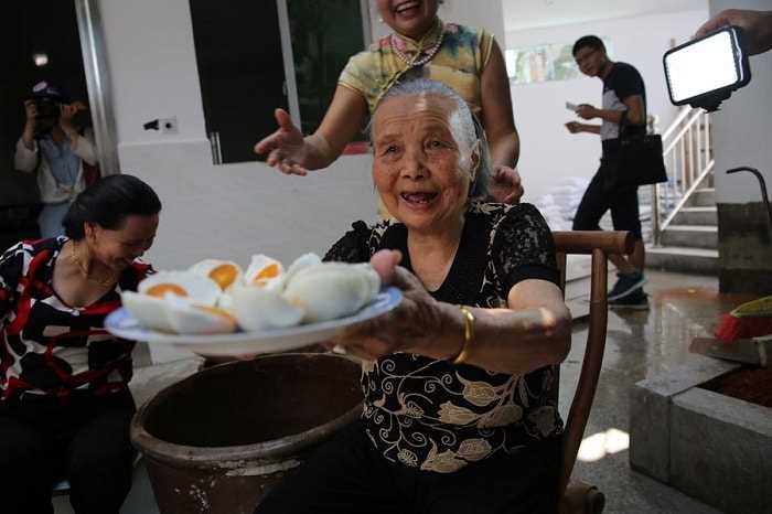 86-летняя китаянка возродила деревню продажами яиц через Интернет