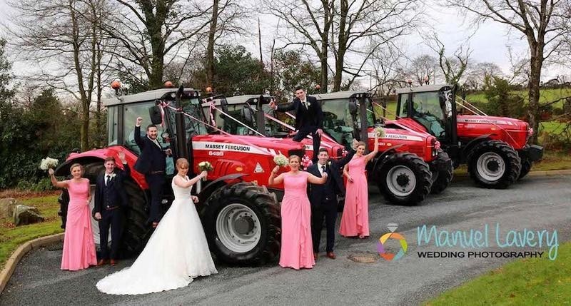 Невеста приехала на свадьбу на тракторе