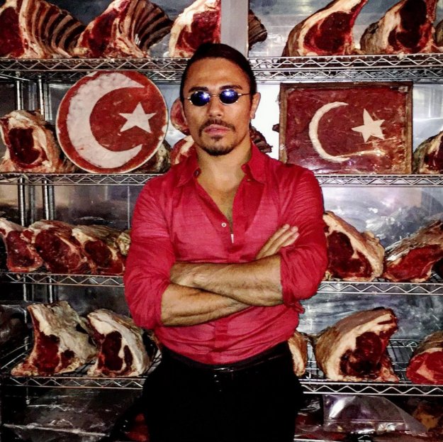 Турецкий шеф-повар взбудоражил интернет своим обращением с мясом и приправами