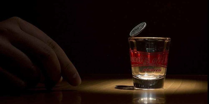 10 интересных алкогольных игр, чтобы напиться с друзьями!